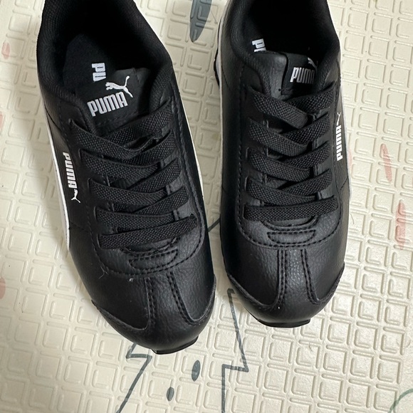 Black & White Puma kids shoes - Picture 2 of 4